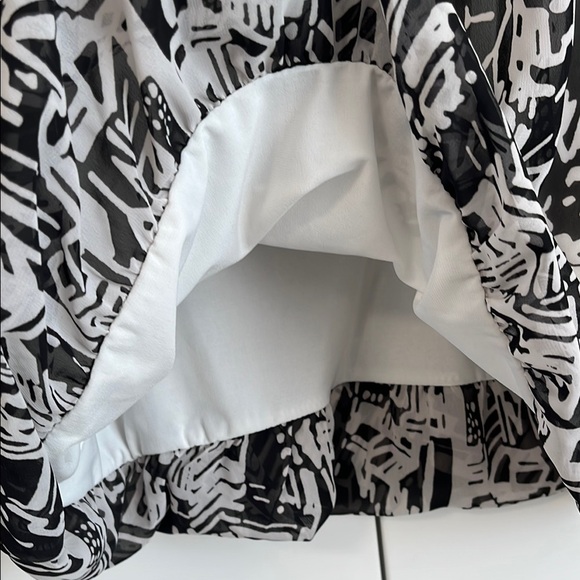 ALFANI NWOT Sheer Black and White City Graphic Flowy Blouse and Tank, Size M - Picture 4 of 11